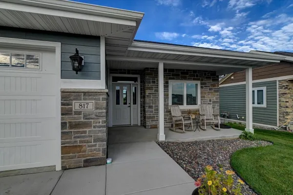 825 VINEYARD DR