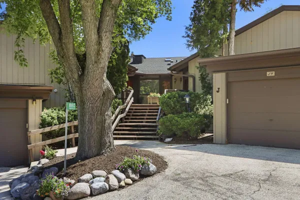 880 WINDSOR DR J3