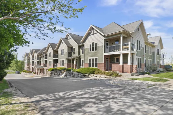 8253 MAYO DR 305