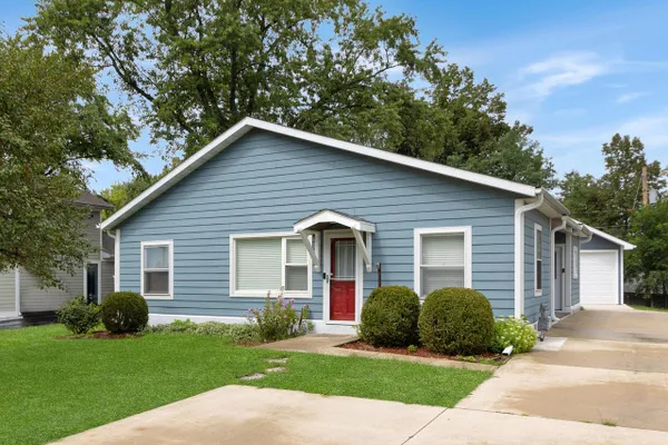 218 W HUNT AVE