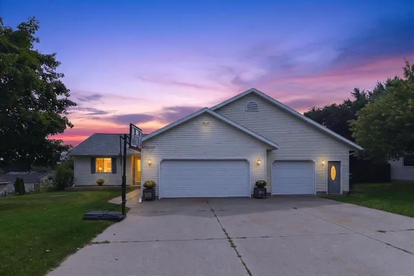 423 SUNSET DR