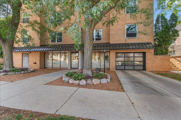 2121 N CAMBRIDGE AVE 302