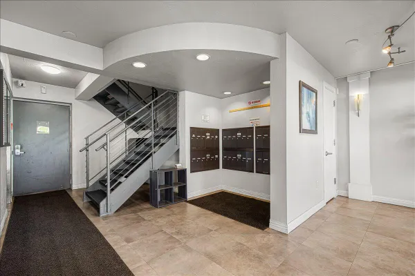 2121 N CAMBRIDGE AVE 302