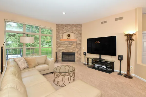 930 DANA LN