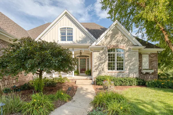 2120 CARRIAGE HILLS DR