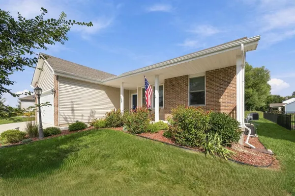 702 MERLOT LN