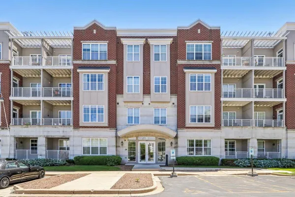 3872 S LAKE DR 402
