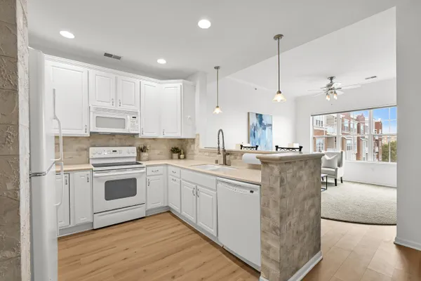 3872 S LAKE DR 402