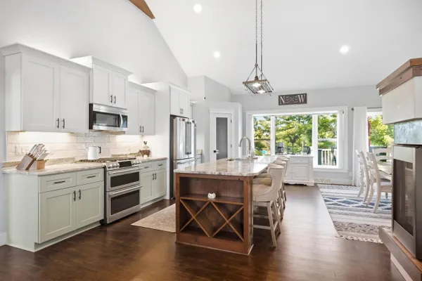 3318 HEARTLAKE CIR