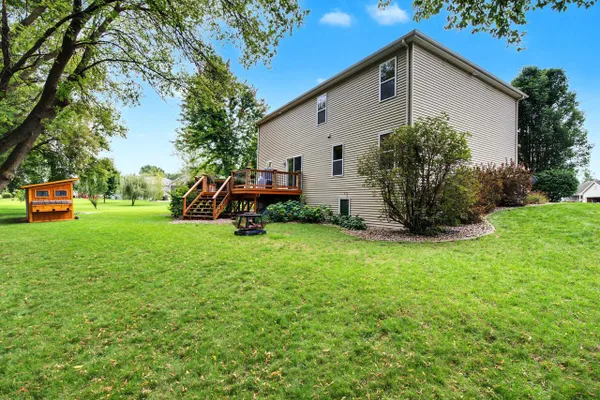 7 WOODRIDGE LN