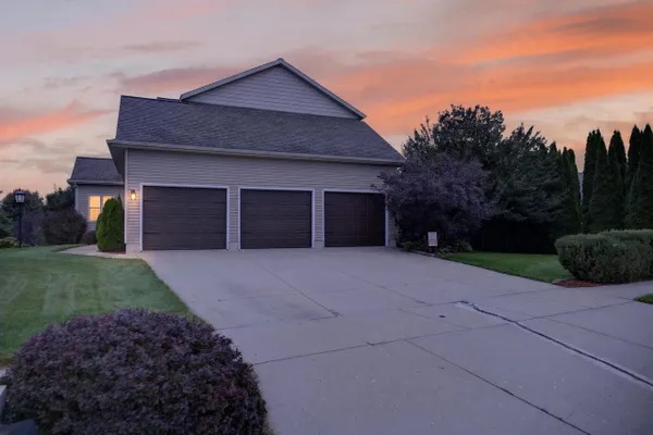 305 RIDGEVIEW LN