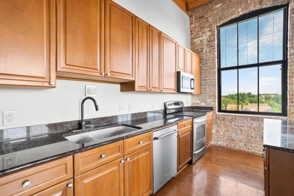 234 E RESERVOIR AVE 607