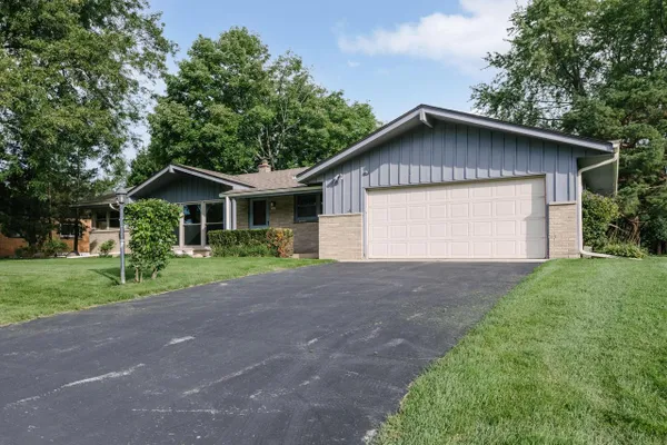 2400 W ROCHELLE AVE