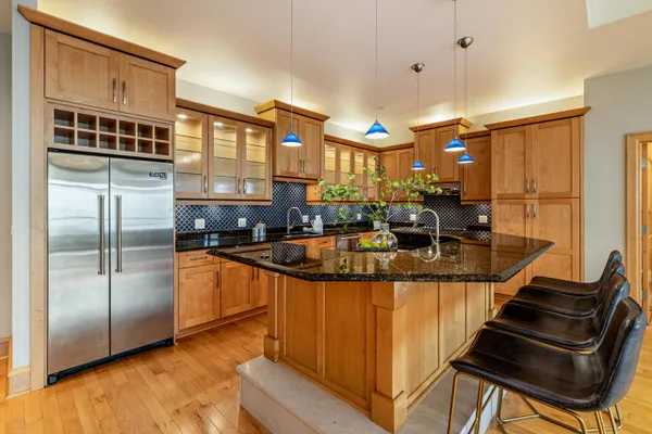 1313 N FRANKLIN PL 905