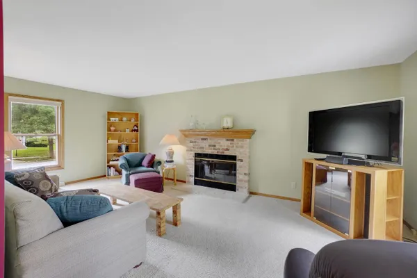 2724 OAKCREST DR