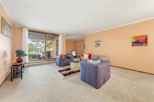 3942 N OAKLAND AVE 135