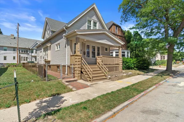 806 W LAPHAM BLVD