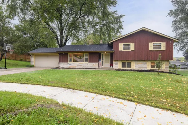 606 LEE CT