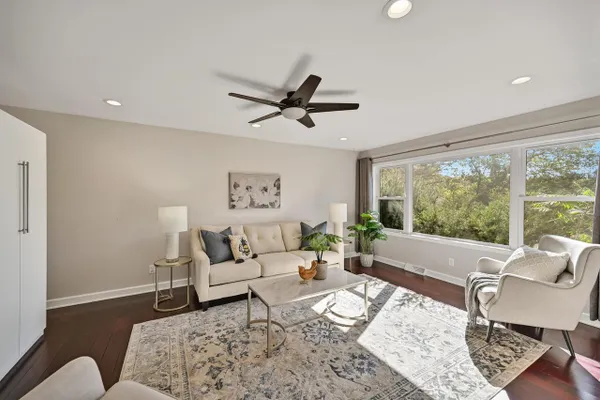 542 SARAH LN