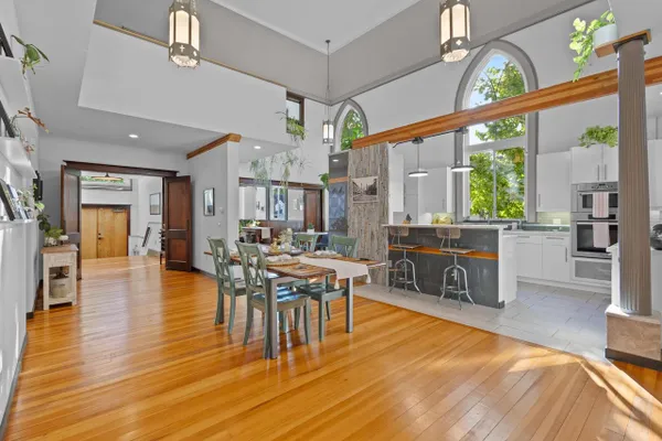 212 ANNE ST