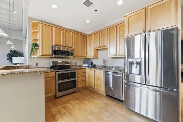 1325 N VAN BUREN ST 504