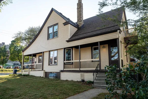 832 E RUSSELL AVE