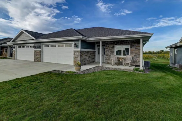 825 VINEYARD DR