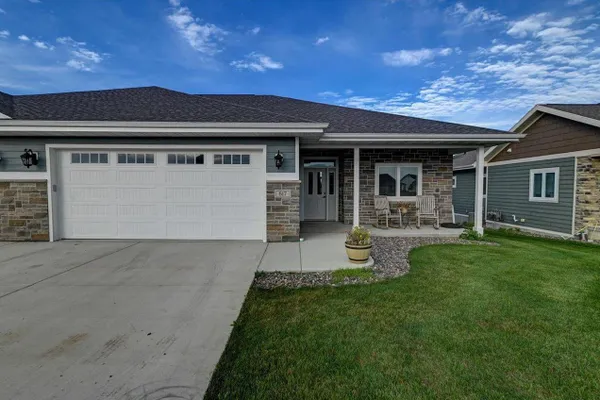 825 VINEYARD DR