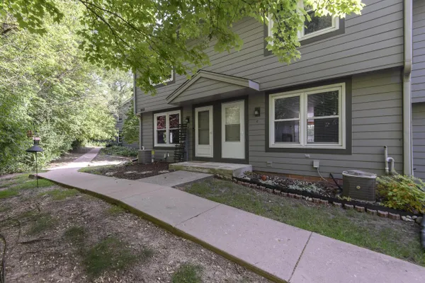 1823 PARAMOUNT DR C