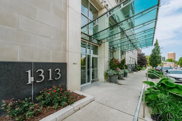 1313 N FRANKLIN PL 803