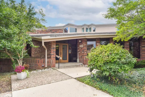 425 W WILLOW CT 128