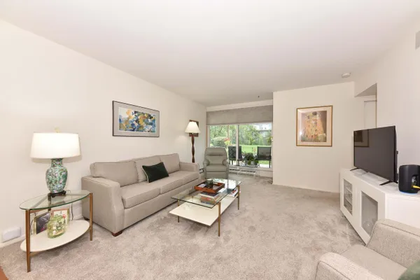 425 W WILLOW CT 128