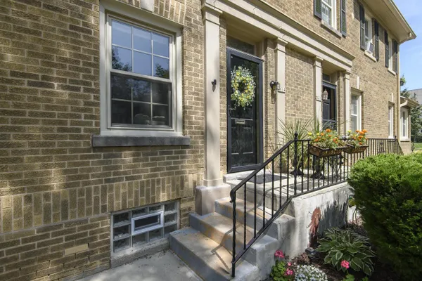 1614 E KENMORE PL