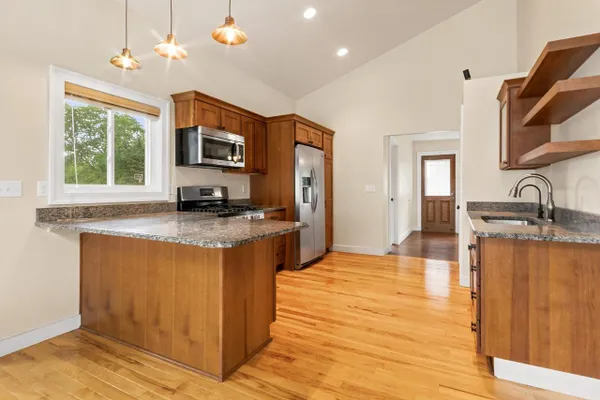 218 W HUNT AVE