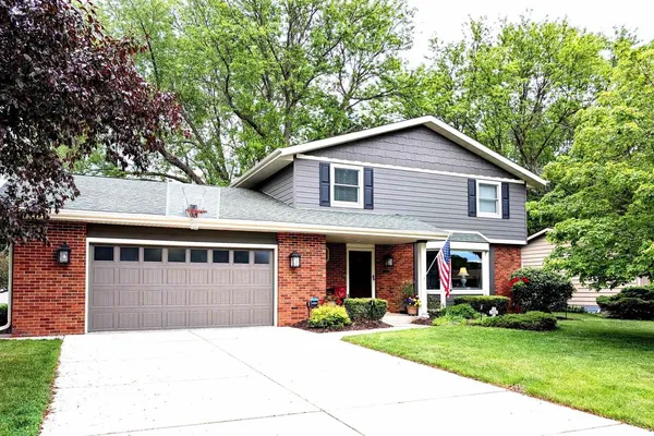 824 SUFFOLK DR