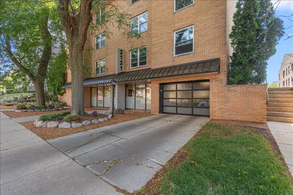 2121 N CAMBRIDGE AVE 302