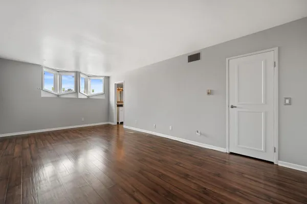 425 W WILLOW CT 222