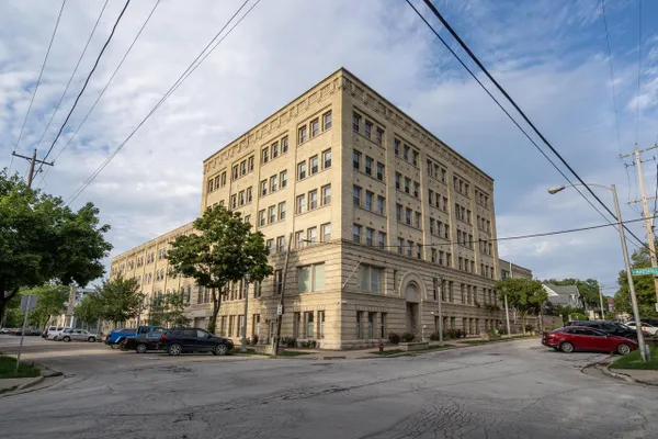 904 E PEARSON ST 401