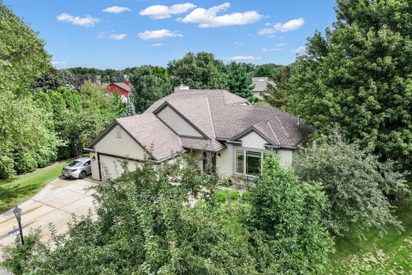 302 HAWTHORNE DR
