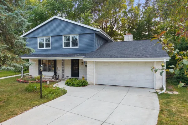 W53N849 CASTLE CT