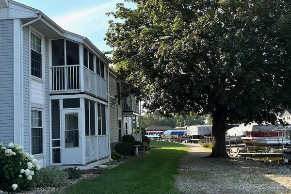 300 FOXWOOD DR 158