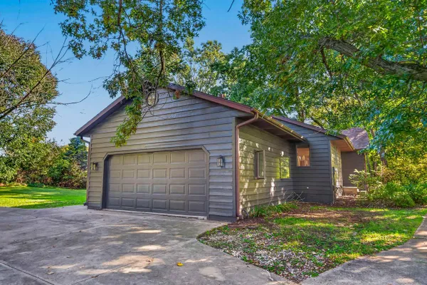 8062 BURR OAK TRL