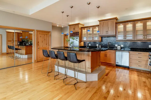 1313 N FRANKLIN PL 905