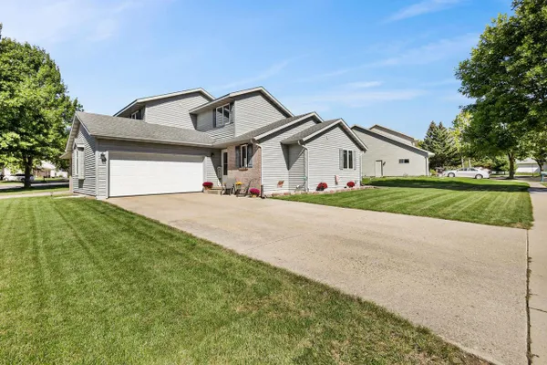 636 CONSTITUTION LN