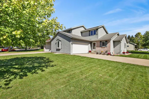 636 CONSTITUTION LN