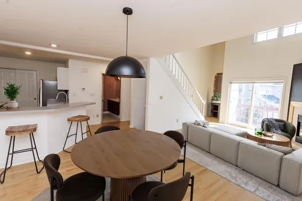 1112 E LYON ST 1112