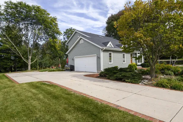 W235N7102 PRAIRIE LN