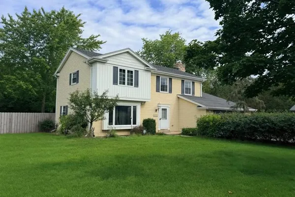 N104W16800 THORN APPLE ROW