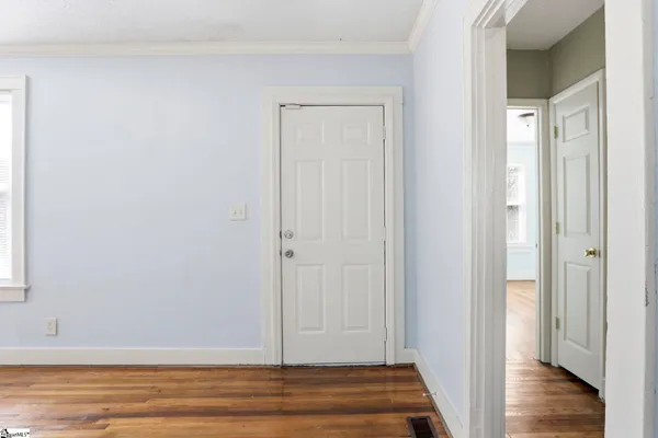 211 LOWNDES HILL RD