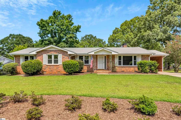 402 SPRINGWOOD DR